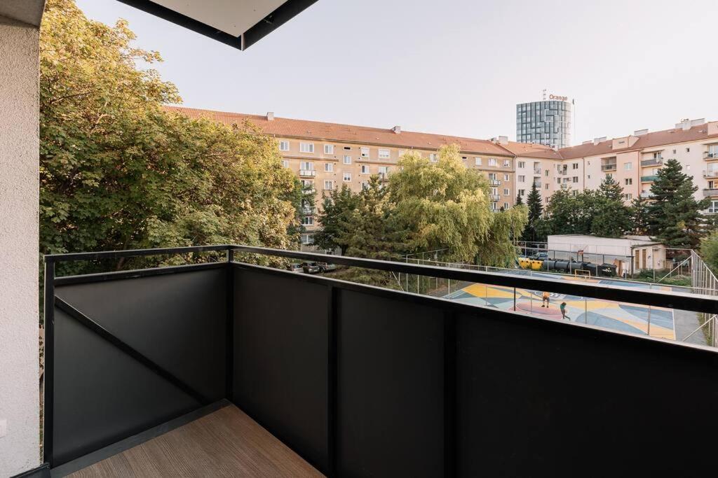 Stylish Apartment Retreat Братислава Экстерьер фото